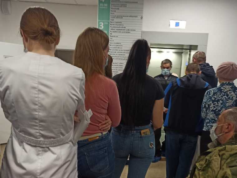 Пациенты курганской больницы в пандемию столпились у лифта. Фото