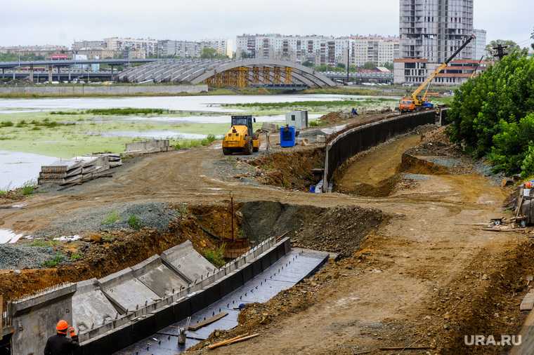 Строительство набережной реки Миасс возле филармонии. Челябинск