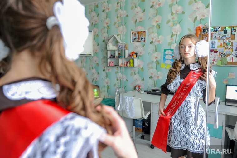 Выпускница 11 класса Анастасия Санникова во время онлайн Последнего звонка. Челябинск