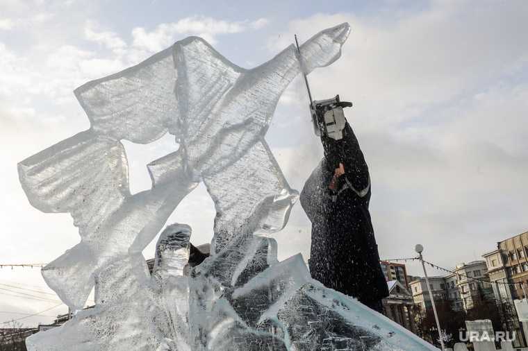 Демонтаж скульптуры Гуси-лебеди в Ледовом городке. Челябинск