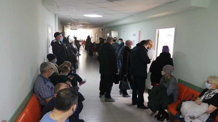 Курганцы часами стоят в очереди, чтобы закрыть больничные. Фото