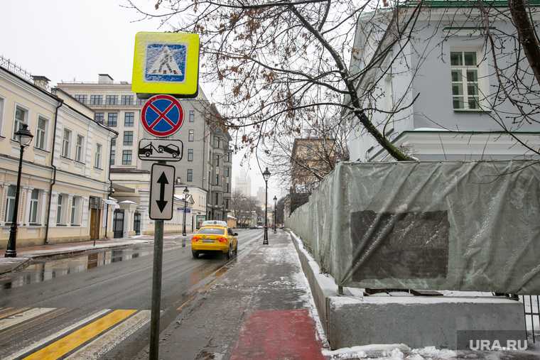 Усадьба Долгоруких-Бобринских по улице Малая Никитская в Москве. Москва