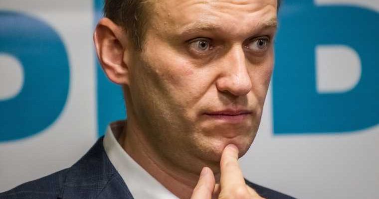 соцсети поругались из-за суда над Навальным