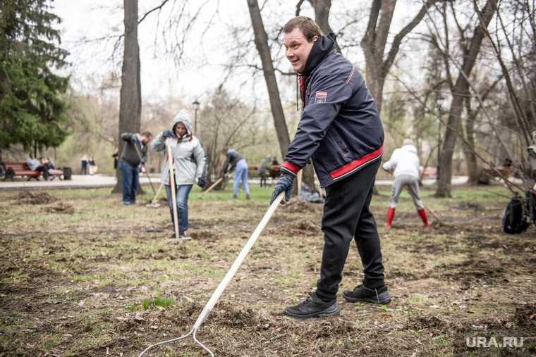 Алексей Орлов на субботнике в денропарке. Екатеринбург