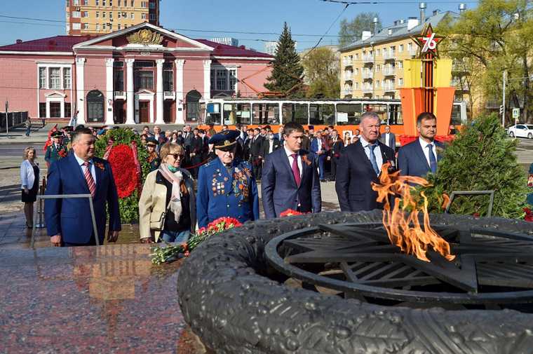 На Параде Победы в Перми губернатор обозначил круг приближенных. Фото