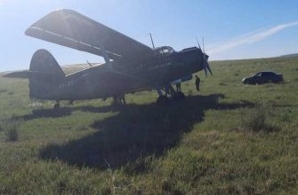 сел в поле самолет с парашютистами