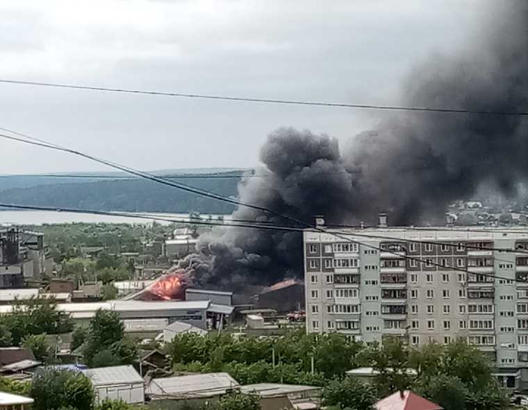 В челябинском городе тушат крупный пожар. Фото
