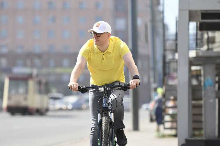 Губернатор Текслер приехал на работу на велосипеде. Фото